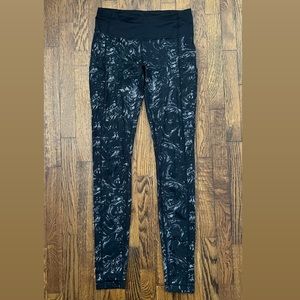 LULULEMON Medium Rise Tight - Black/white swirl, size 6, 31”